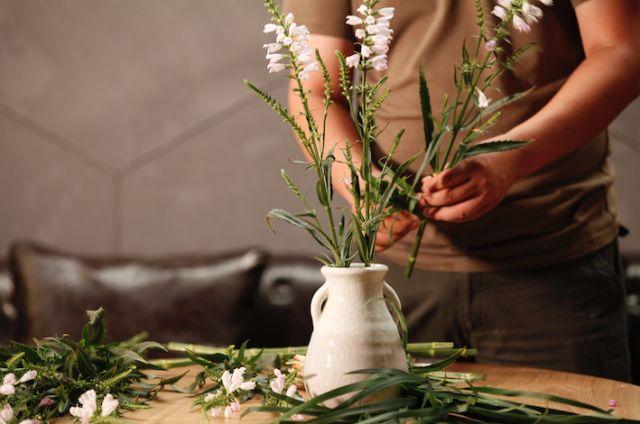 插一束花的魔法：让日子在花瓣里慢慢舒展