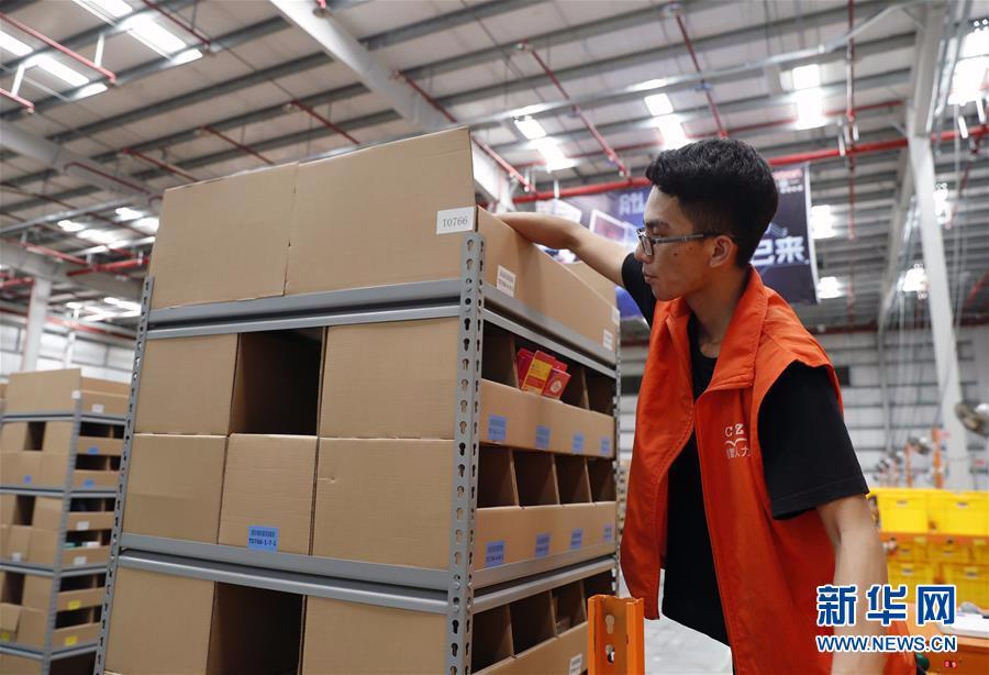 当快递小哥被机器人抢了活？智慧物流里藏着的那些搞笑事儿