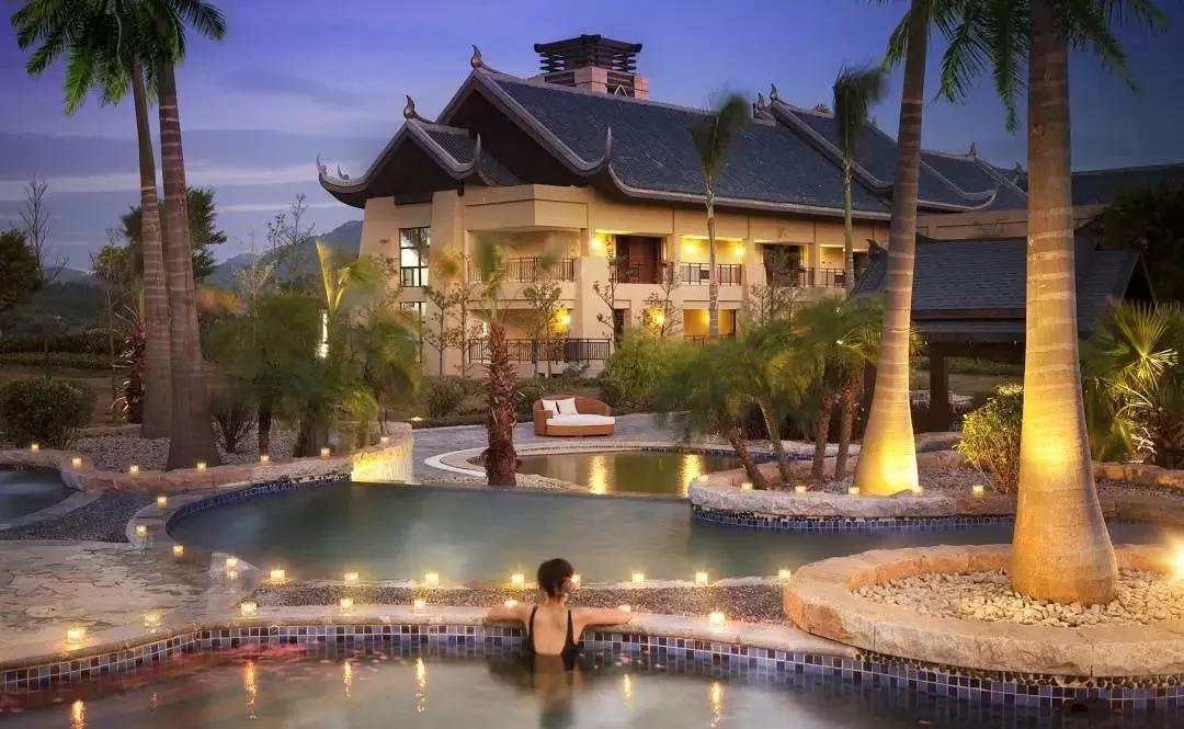 推开那扇门，总有一盏灯为晚归的人亮着